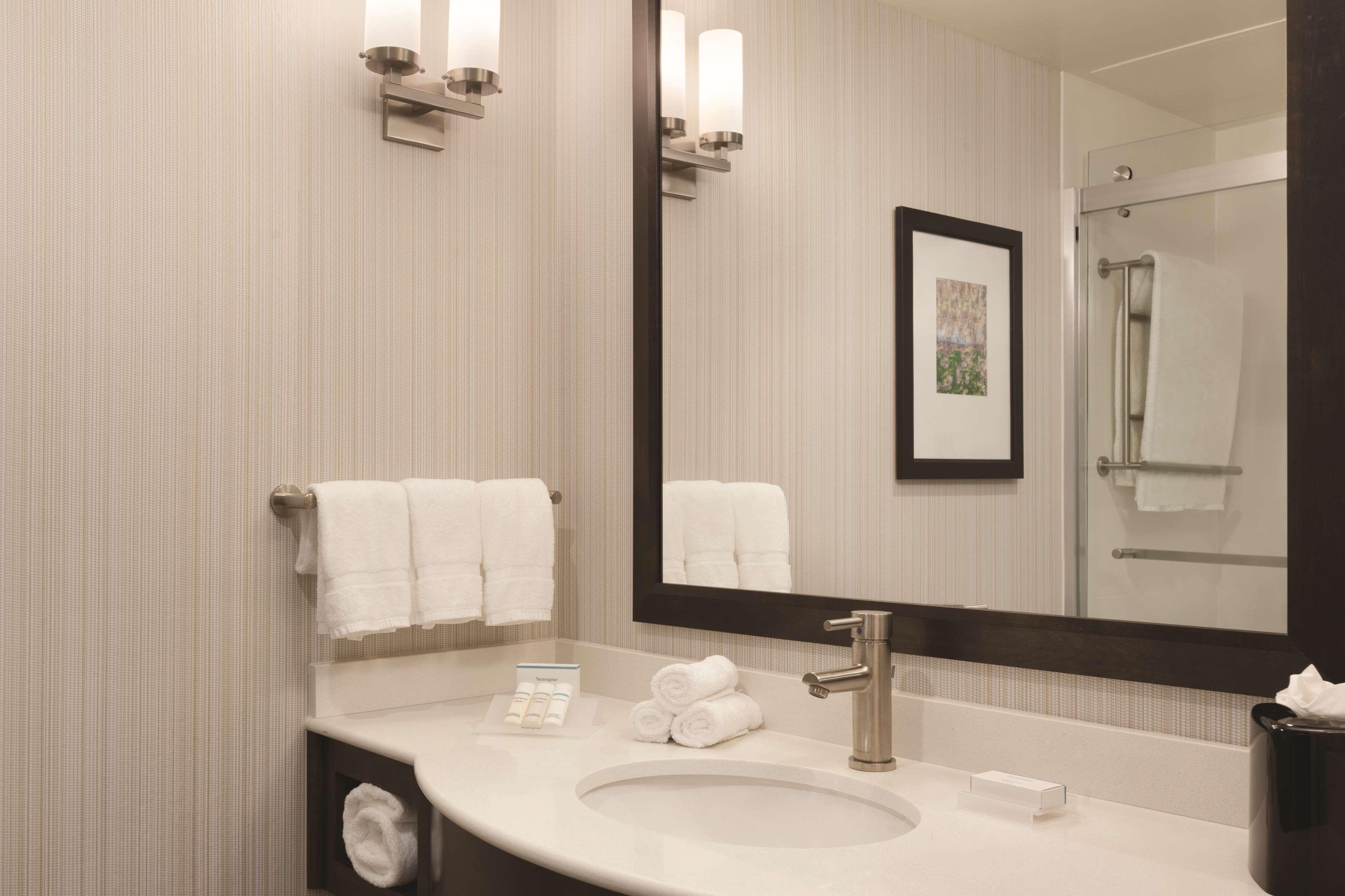 Hilton Garden Inn Boston Logan Airport Bagian luar foto