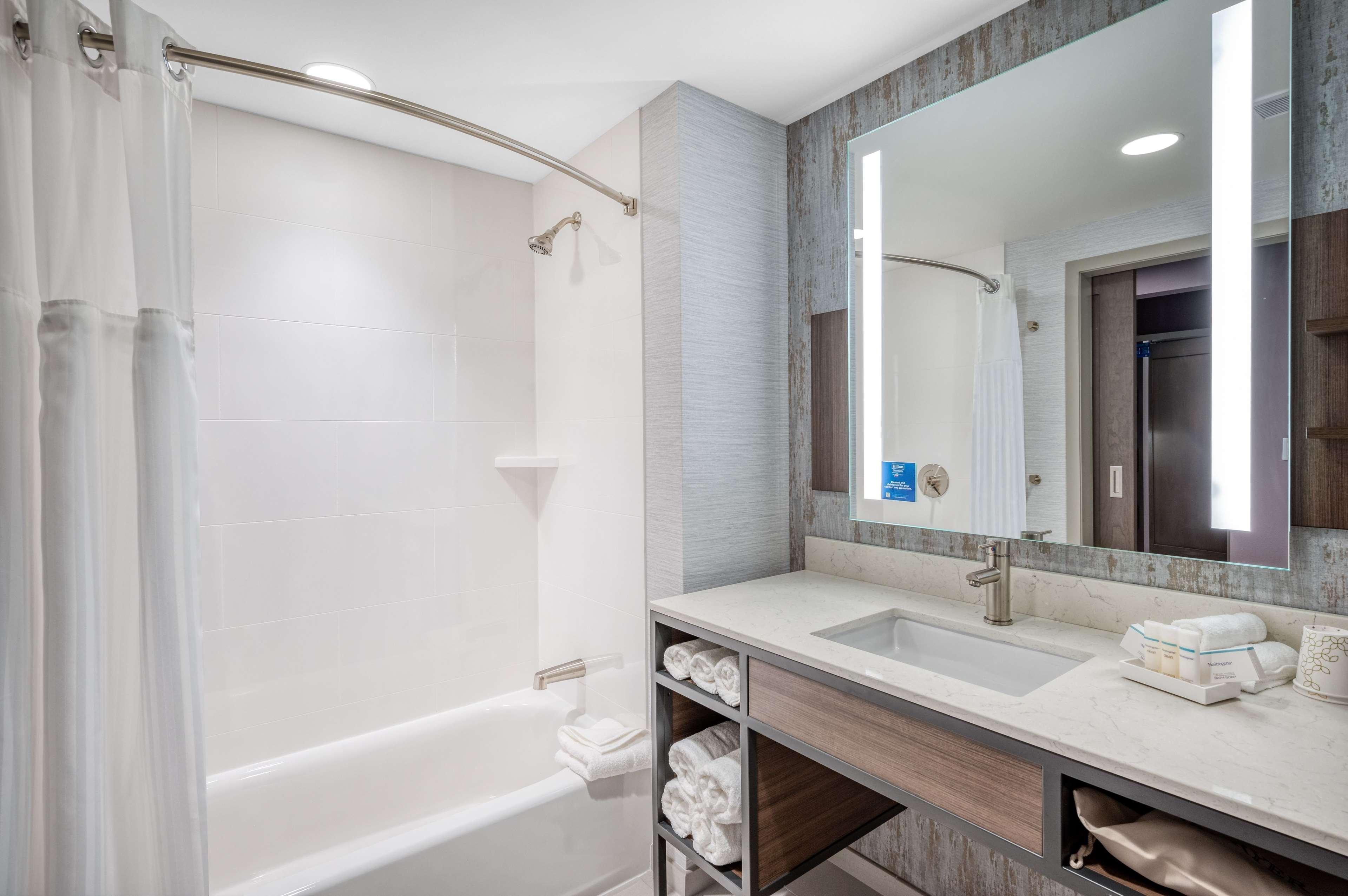 Hilton Garden Inn Boston Logan Airport Bagian luar foto
