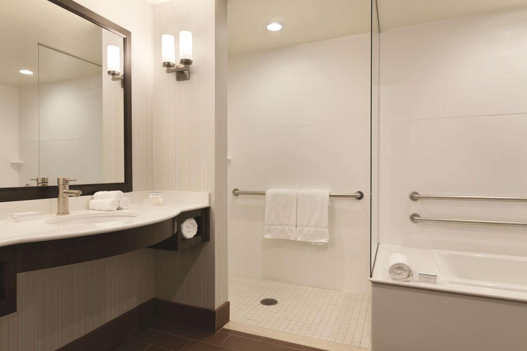Hilton Garden Inn Boston Logan Airport Bagian luar foto