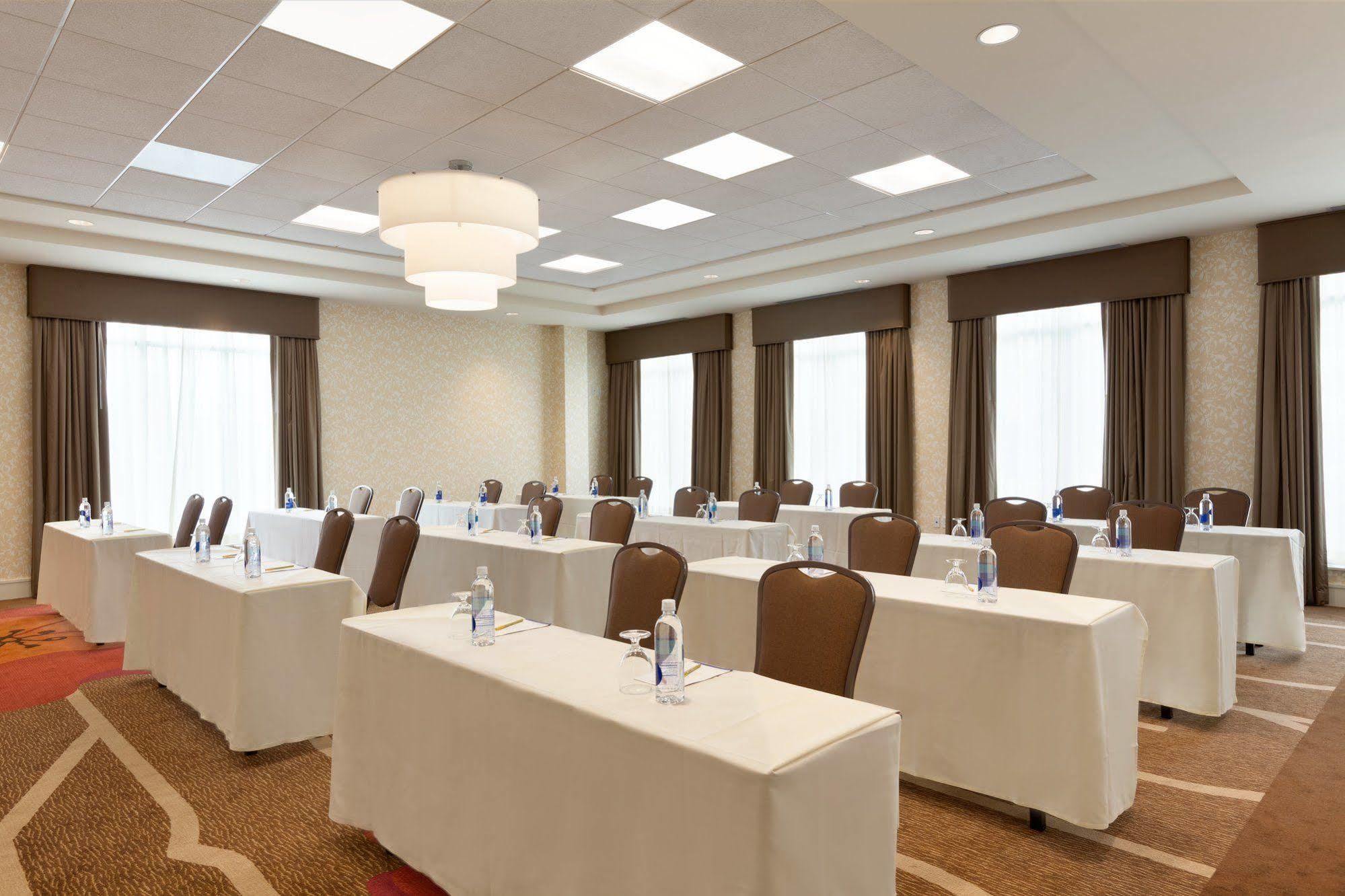 Hilton Garden Inn Boston Logan Airport Bagian luar foto
