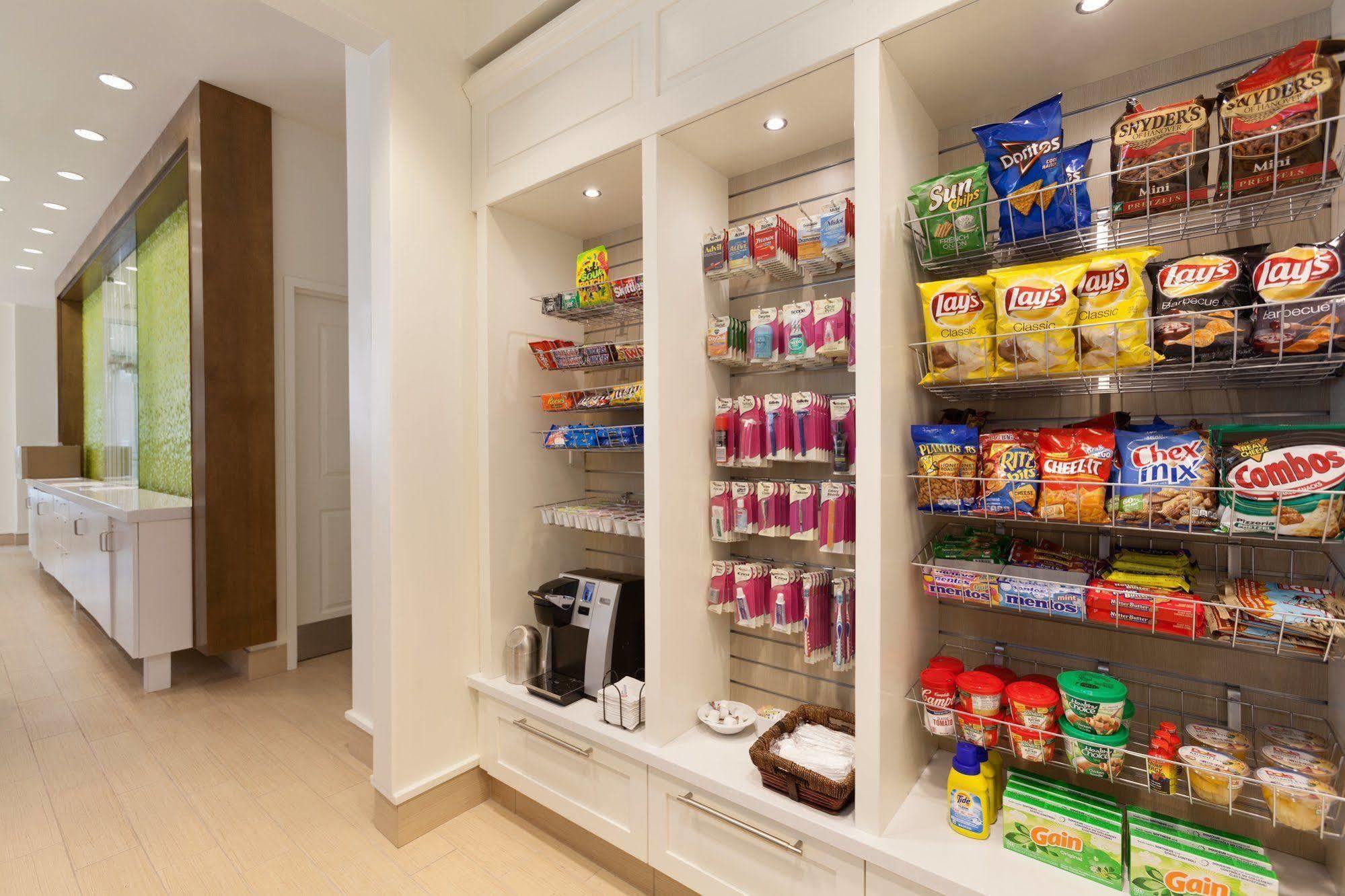 Hilton Garden Inn Boston Logan Airport Bagian luar foto